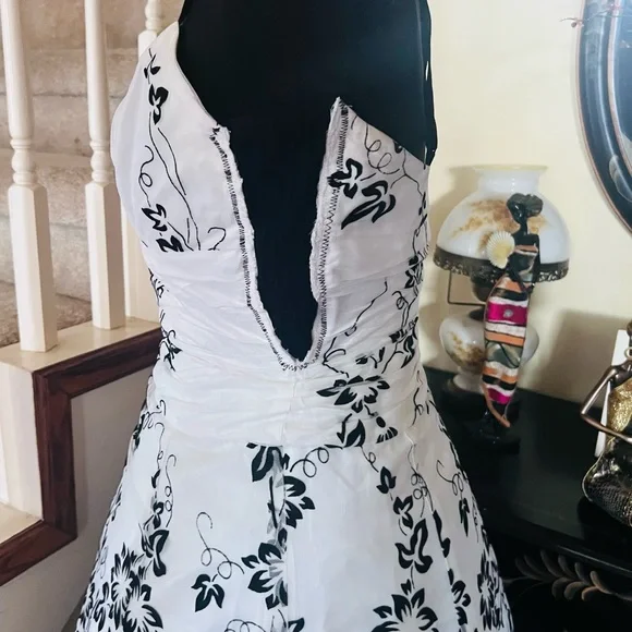 *Vintage Black and White Papell Boutique - Picture 13 of 16